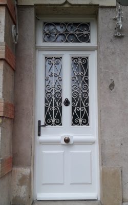 porte d'entree bois vitre avec grille de protection